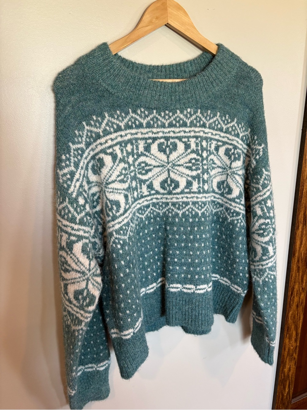 Universal Thread Teal and White Fair Isle Crewneck Sweater